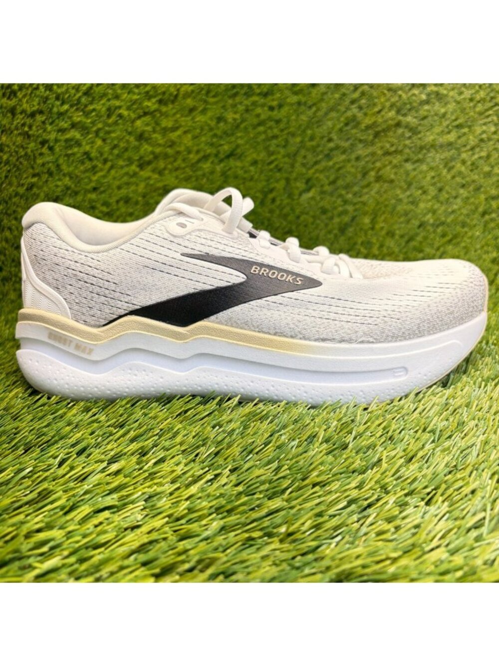 Brooks Ghost Max 2 Mens Size 8 White Athletic Running Walking Shoes Sneakers